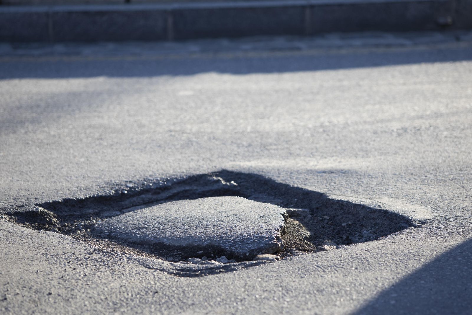 El bache en la rotonda entre Juan Pablo II y el Beiro