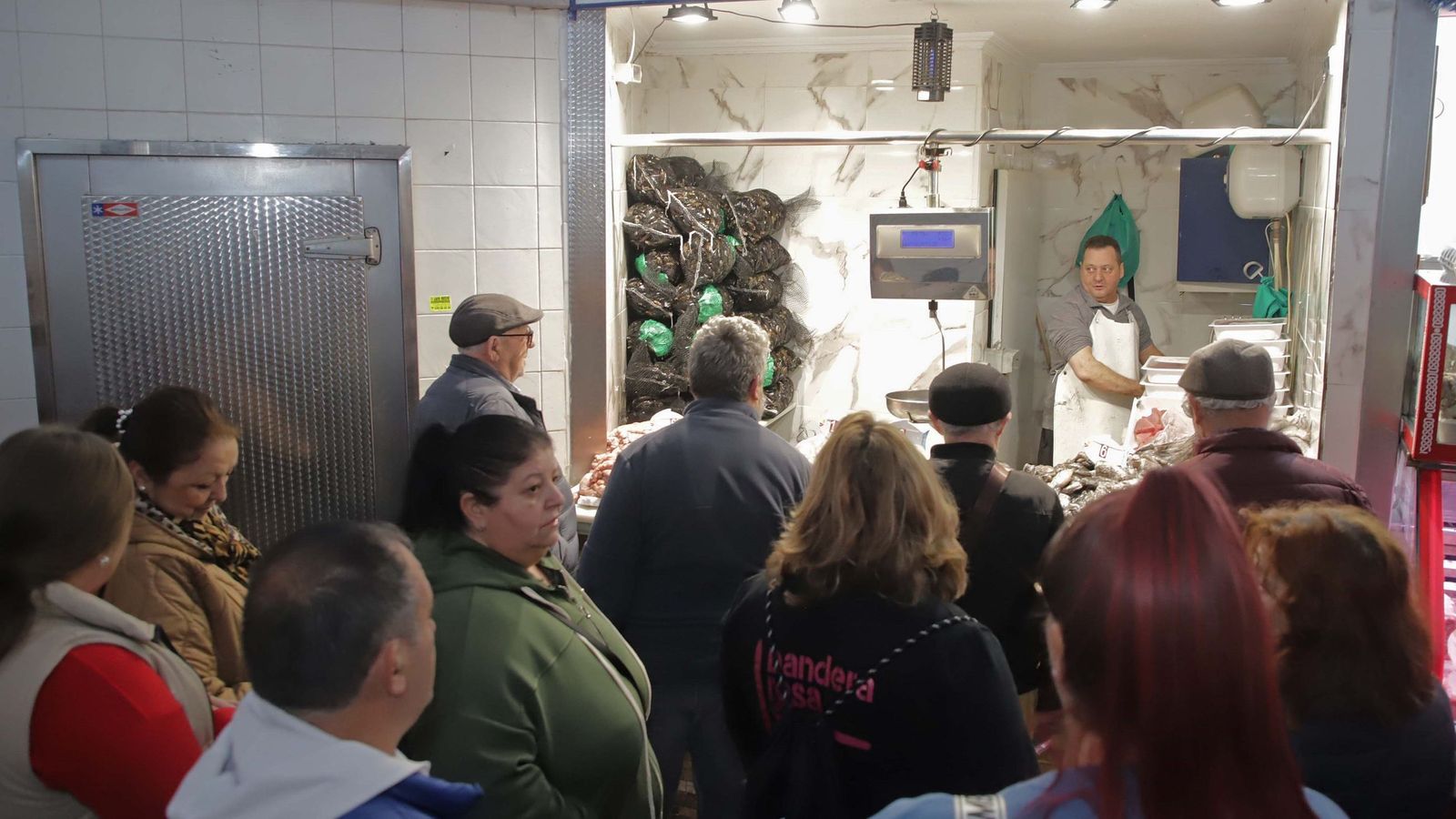 En la mañana del 24 de diciembre, las colas más largas se concentran, como manda la tradición, frente a las pescaderías.