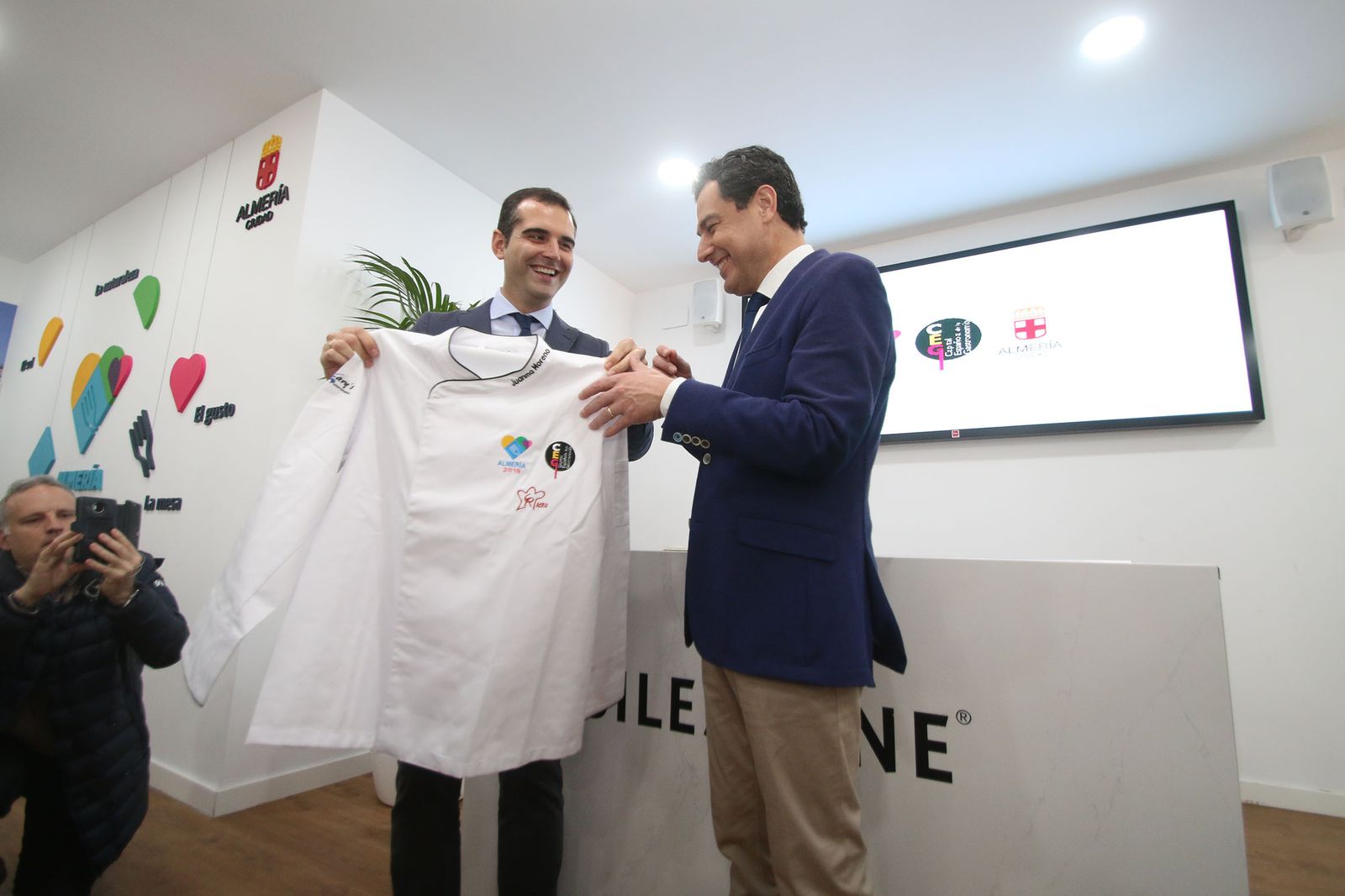 Las imágenes de la visita de Juanma Moreno a Almería