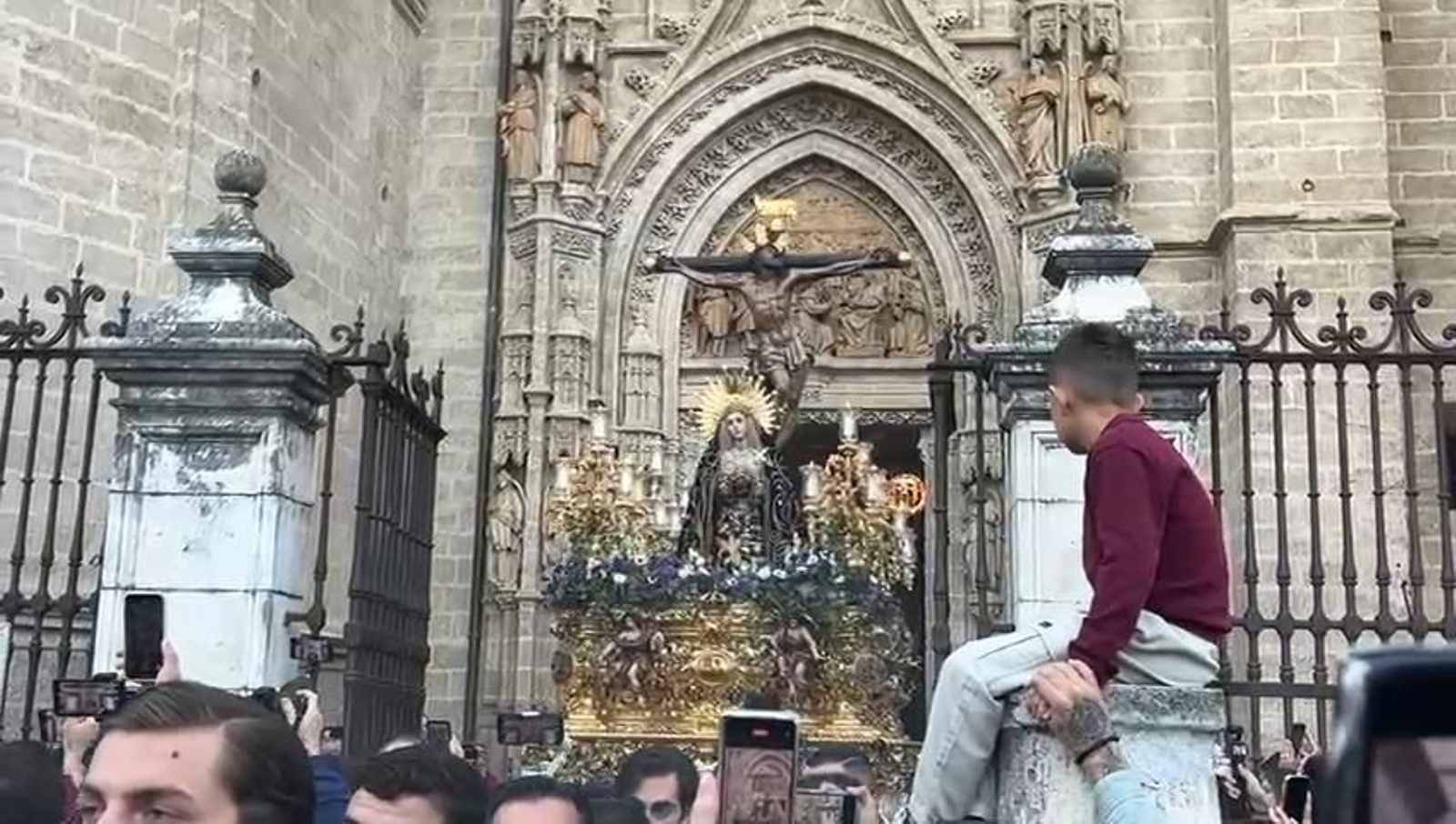 Salida de la hermandad del Museo de la Catedral por los 450 años de su fundación
