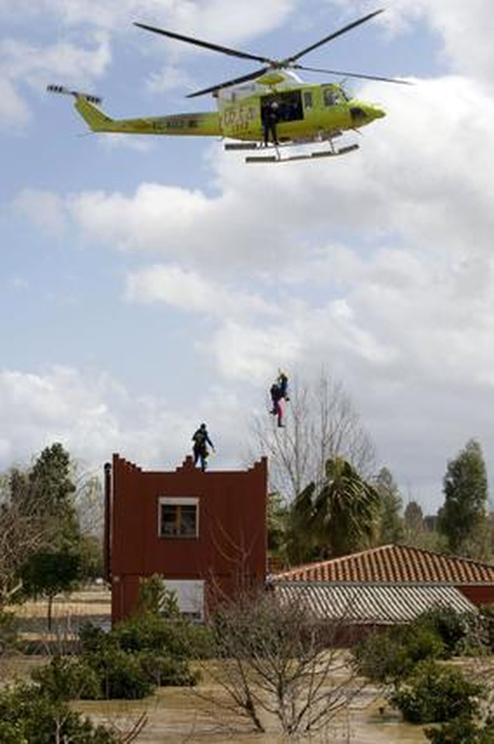 Una mujer es evacuada en helicóptero en Alhaurín de la Torre.

Foto: Migue Fernández, Sergio Camacho, Agencias