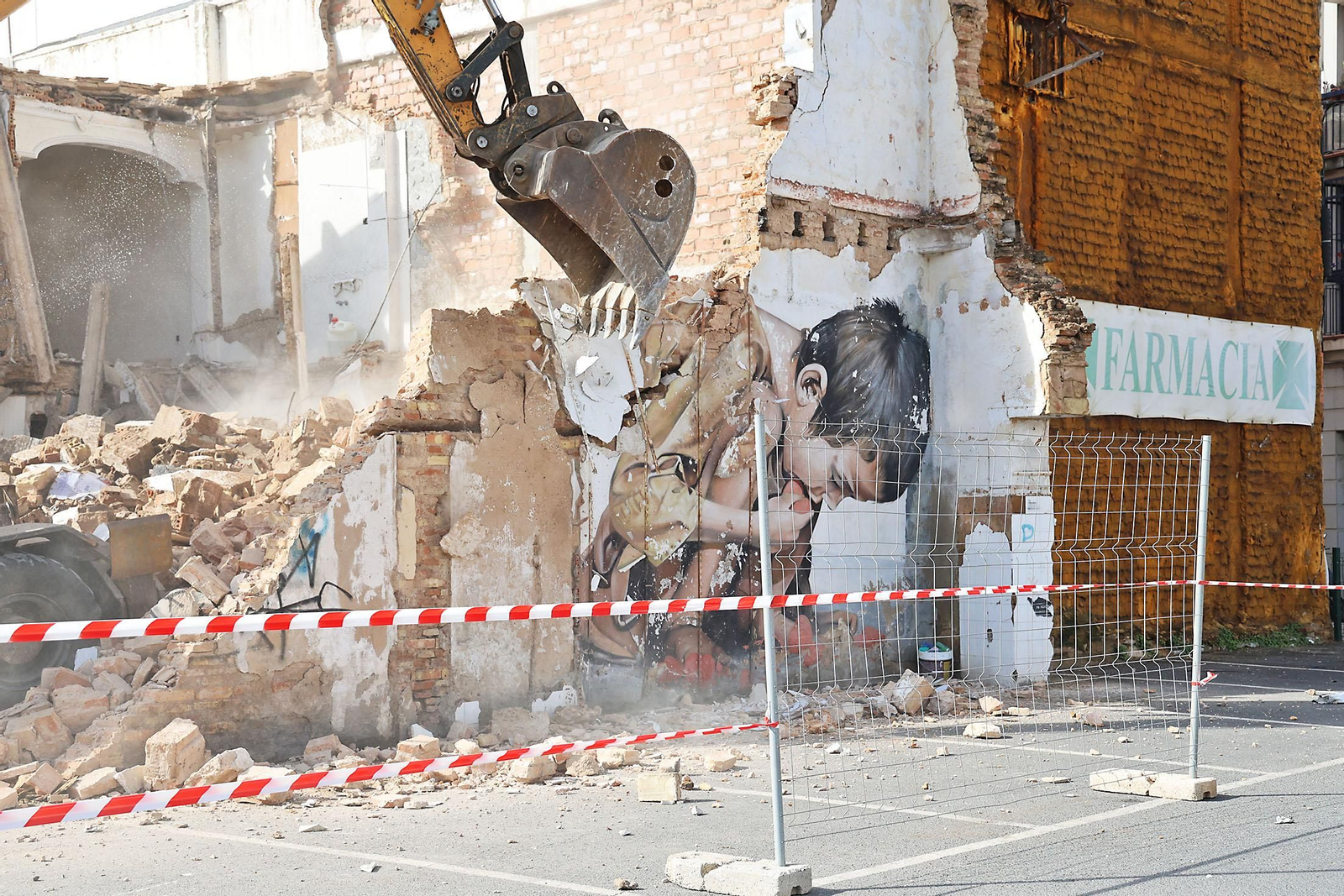 Imágenes del derribo de la calle Jesús del Calvario con el grafiti de Pure Love de Manomatic