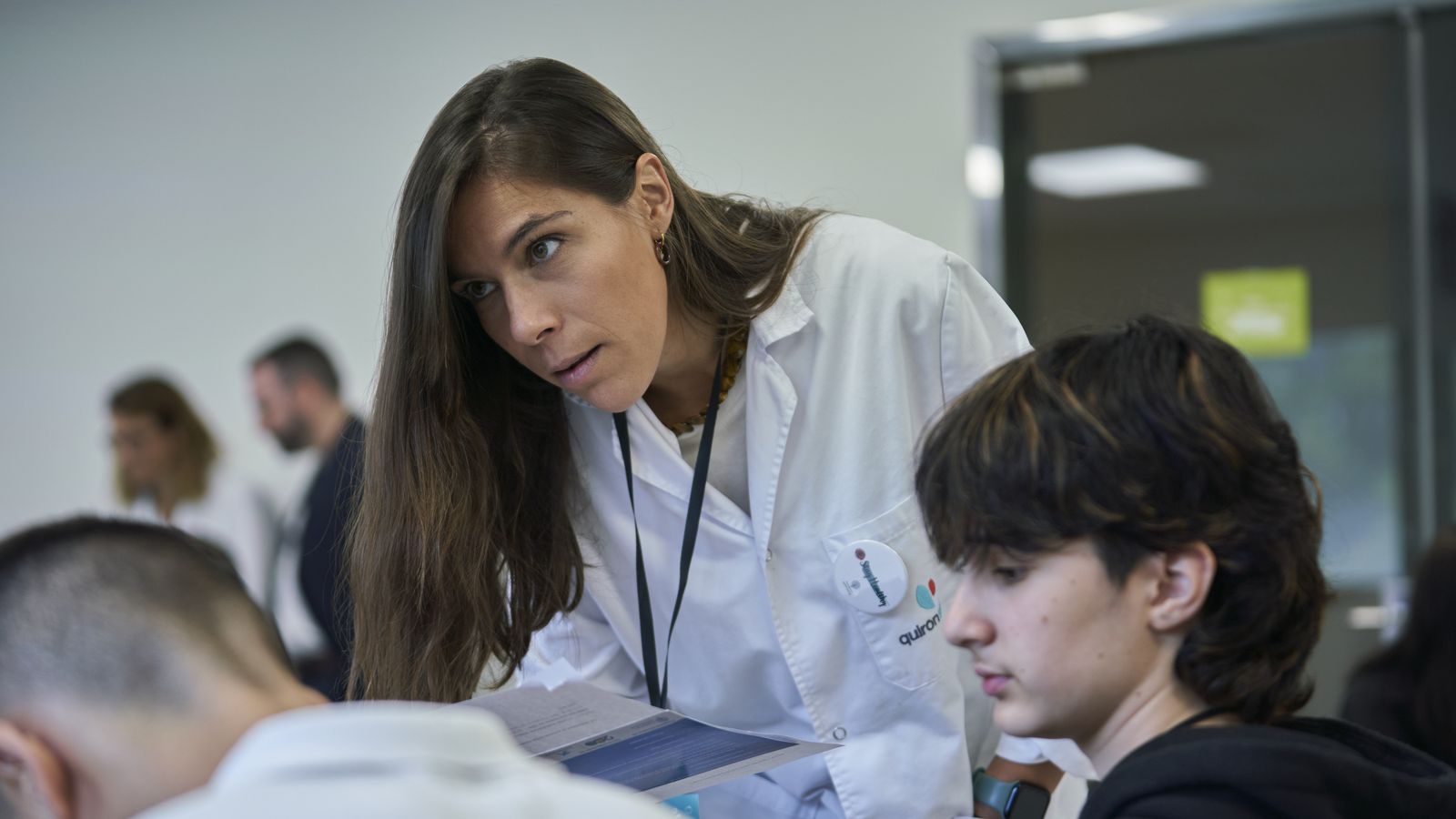 Uno de los profesionales con los adolescentes.