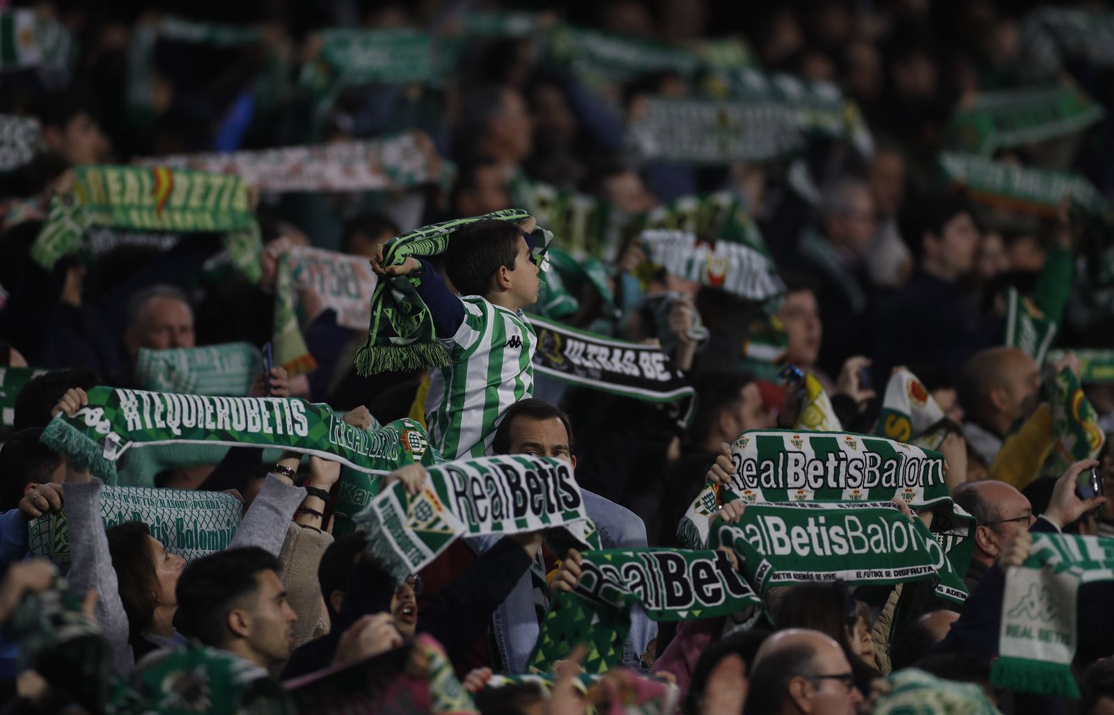 La afición canta el himno a la salida del Betis.