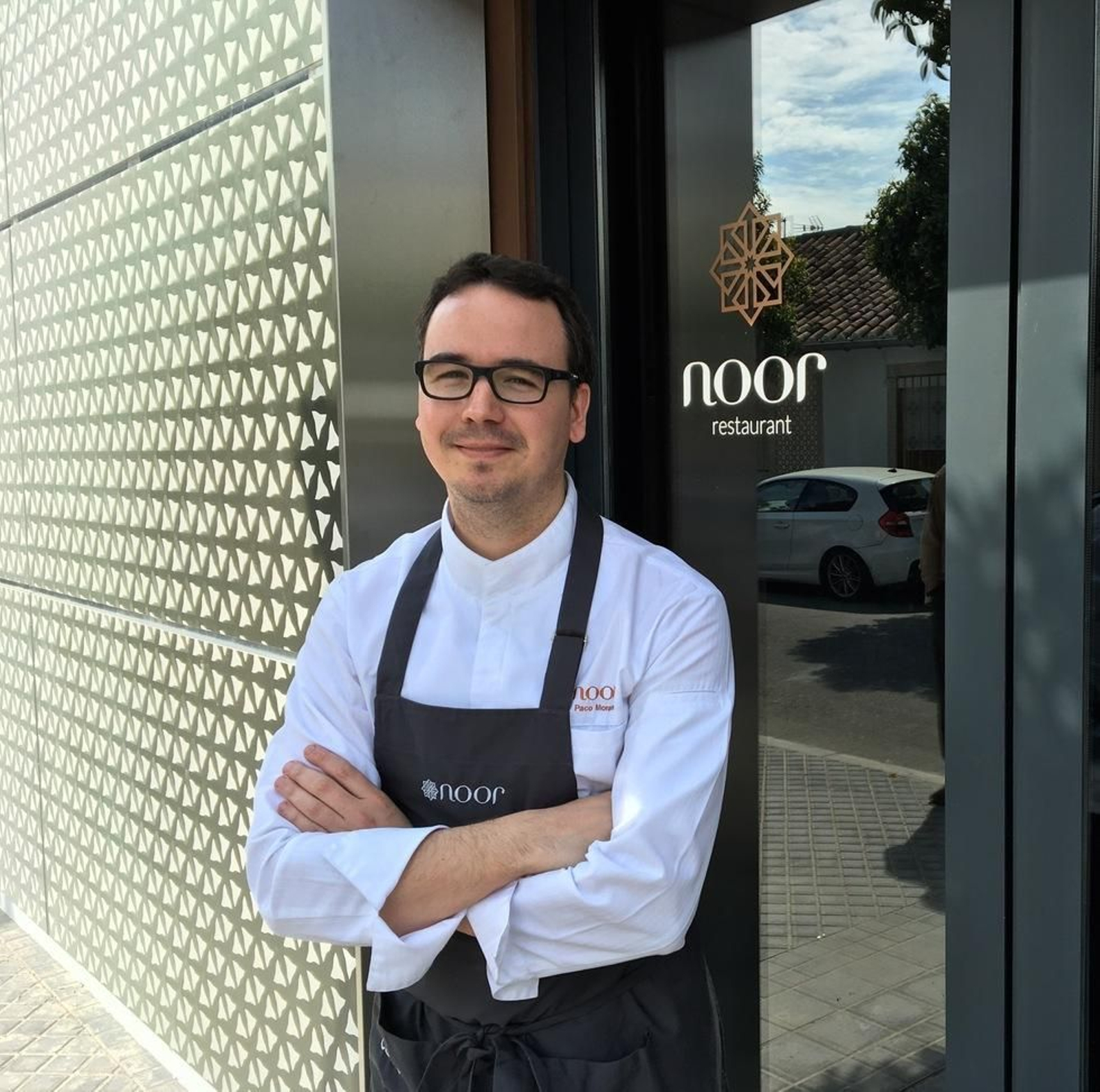 El cocinero cordobés Paco Morales, a las puertas de su local, Noor, en Córdoba.