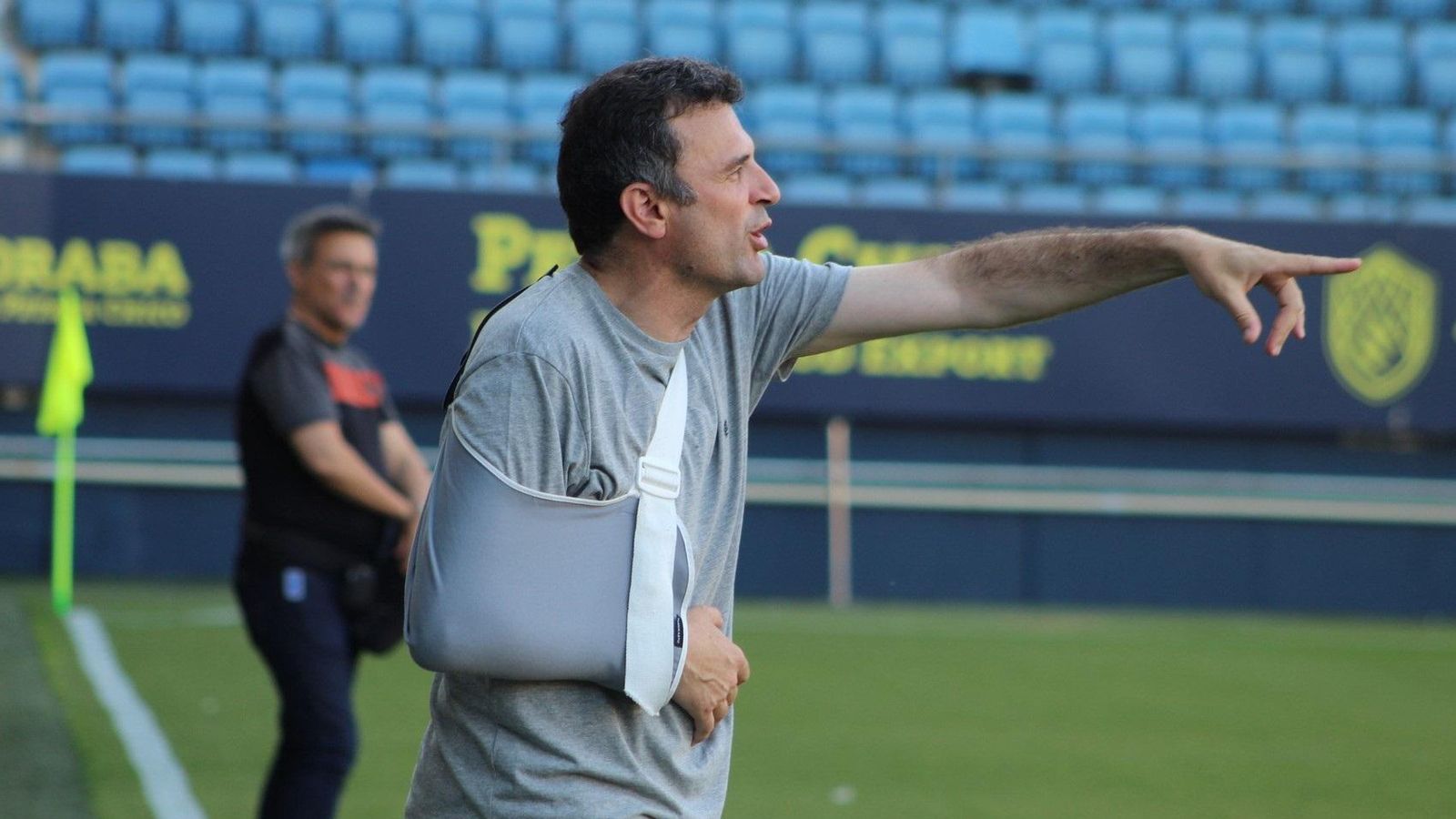 Bruno García da indicaciones desde la banda.