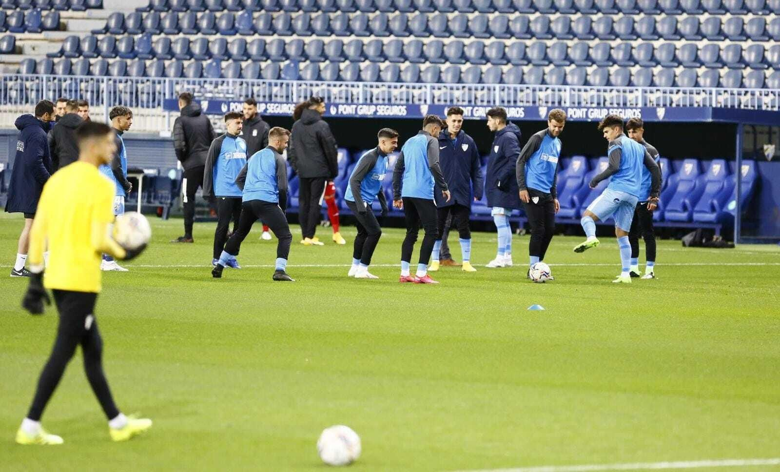 Las fotos del recibimiento al equipo y el calentamiento antes del Málaga - Cartagena