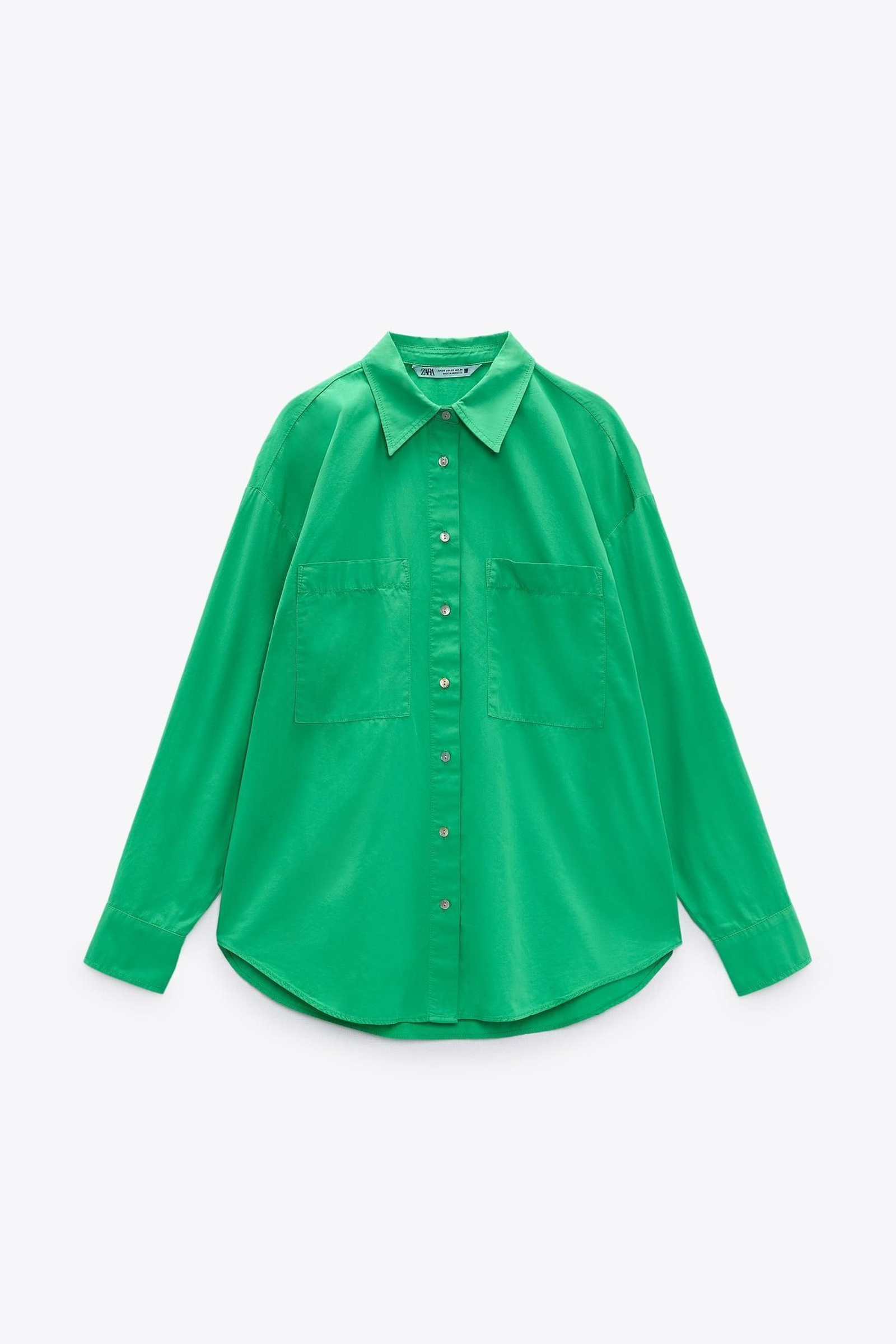 Camisa de popelín verde de Zara.