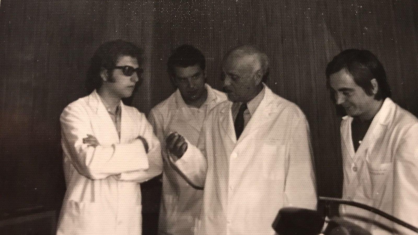 Con el equipo de Oncología en 1973.