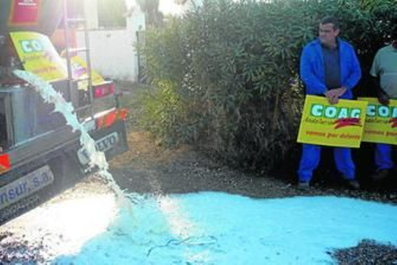 Vertido de leche de cabra en una protesta protagonizada por COAG la semana pasada en las inmediaciones de Medina.