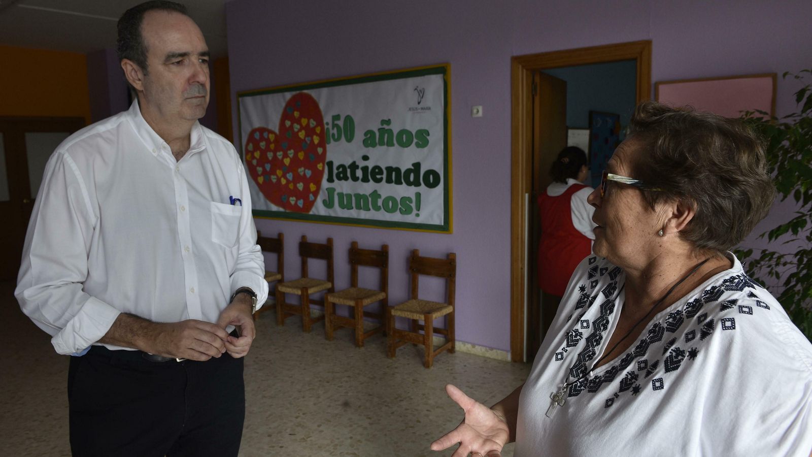 Bretón recibe de la hermana Manuel información de la escuela infantil