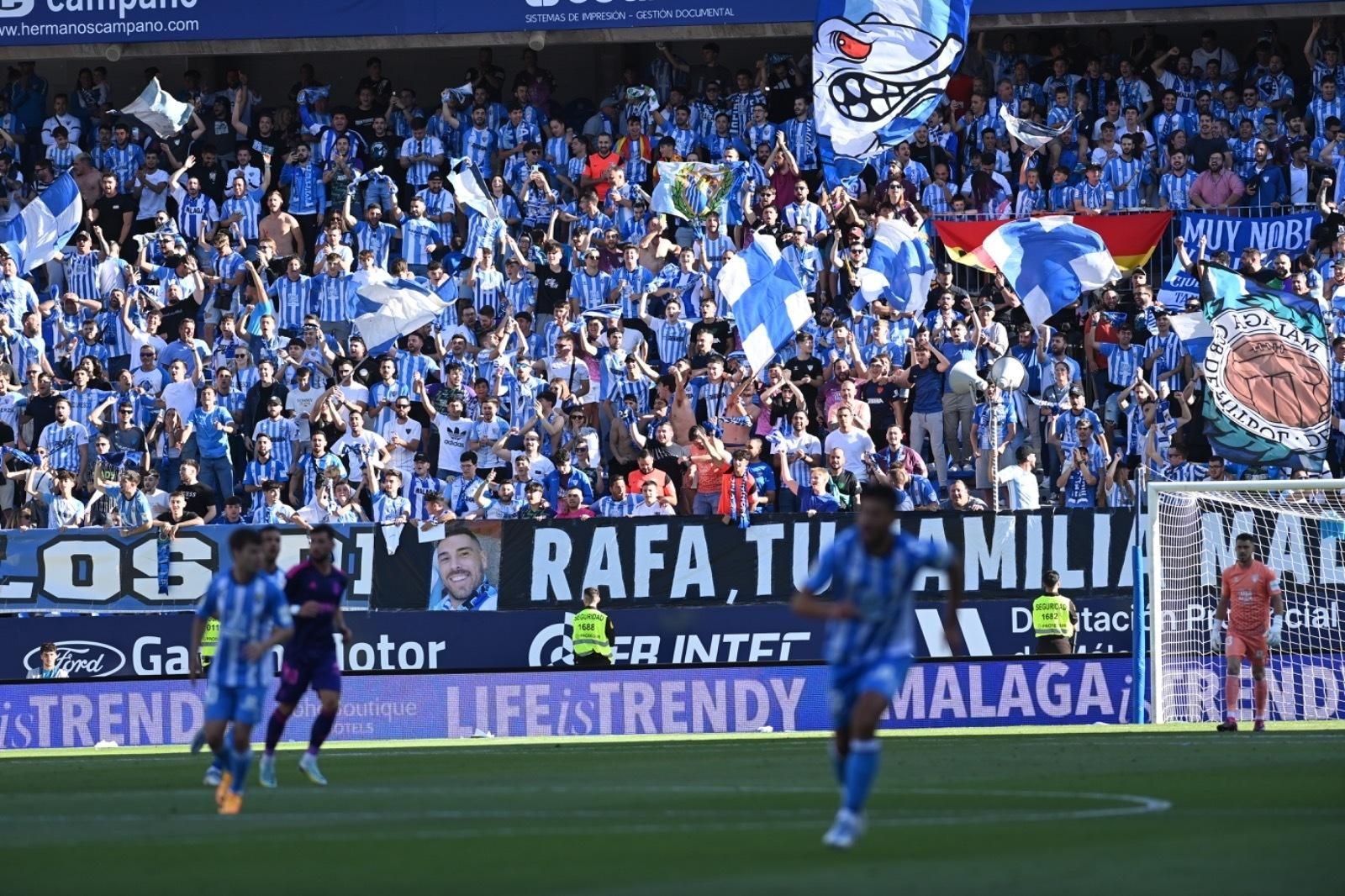 La afición blanquiazul alentando a los suyos.