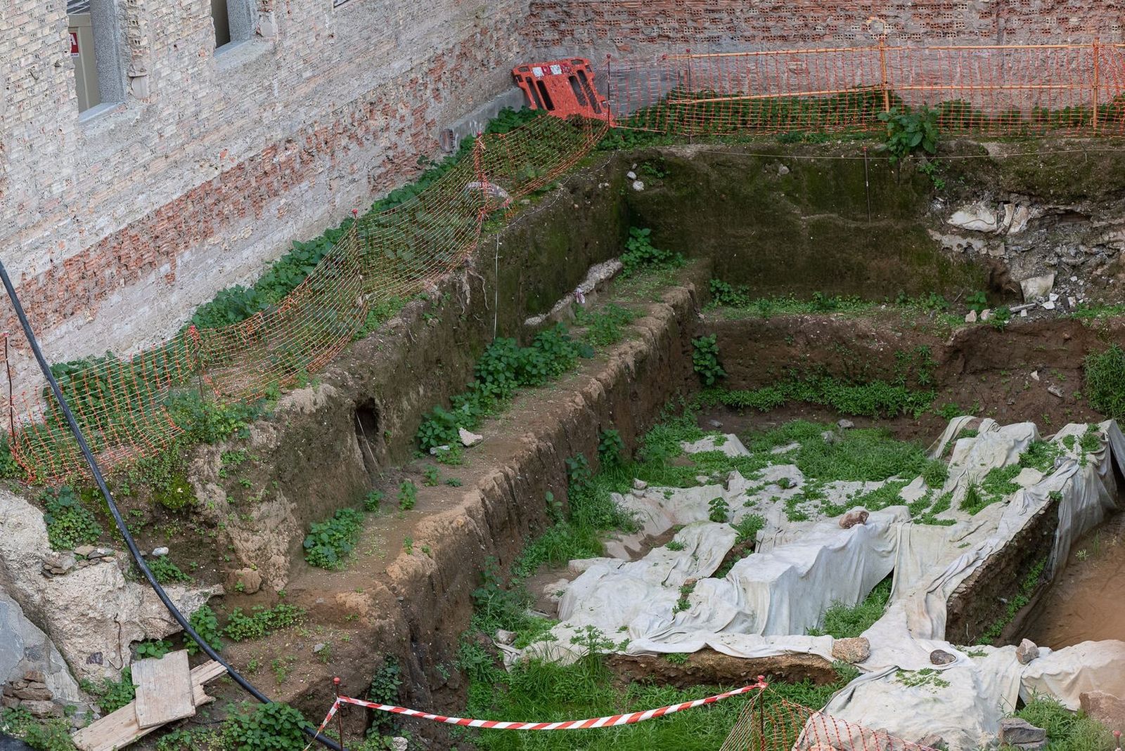 Estructuras de piedra de la época tartésica en el solar del edificio de Hacienda.