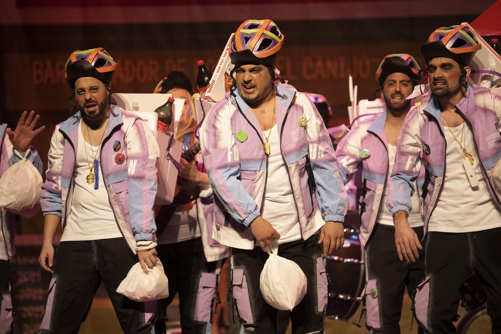 Imágenes de la actuación de la murga de Huelva '#QuedatEnCasa' en el Carnaval Colombino