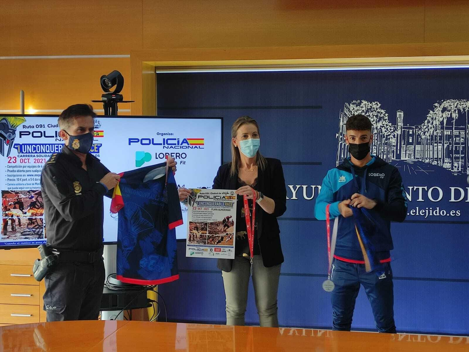 La 1ª carrera de obstáculos solidaria de la Policía Nacional ‘UNCONQUERABL3 RACE’ de El Ejido llega a la playa de Almerimar con el apoyo del IMD y Lobero Fit