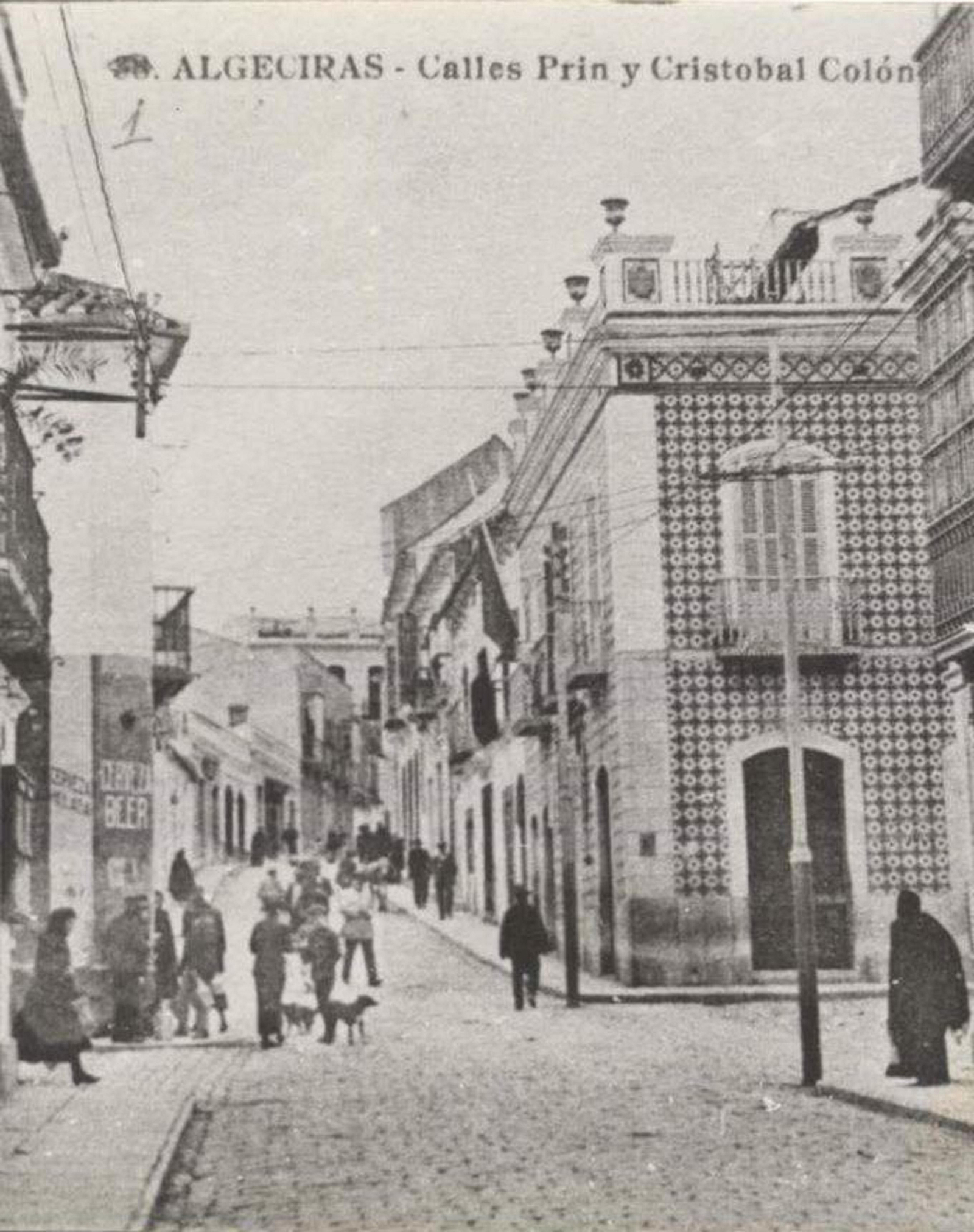 El paso por la empinada y bulliciosa calle Prim no era fácil para el hato de Juana