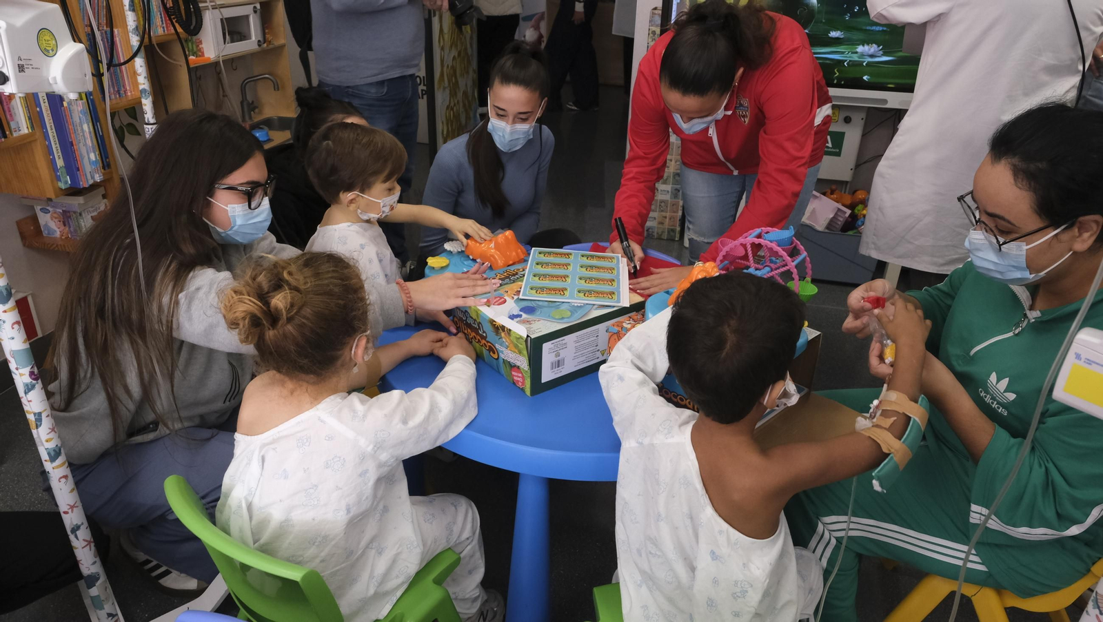Las imágenes de la visita de los jugadores del Almería a los niños de Torrecárdenas