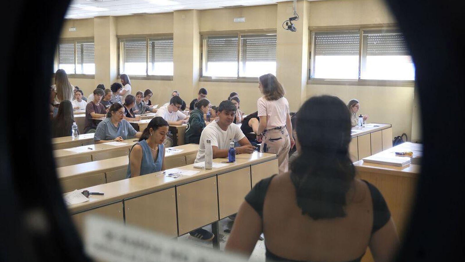 Interior de una de las aulas de la Universidad de Huelva donde se está realizando el examen de Selectividad 2024. Interior de una de las aulas de la Universidad de Huelva donde se está realizando el examen de Selectividad 2024.