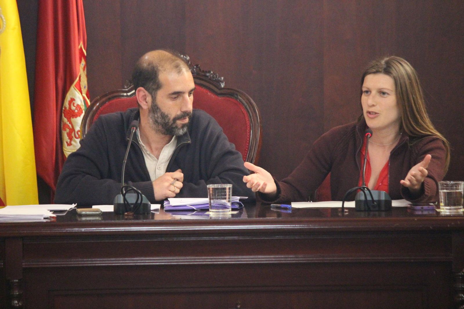 Antonio Romero, alcalde de Puerto Real, junto a Mayte Sánchez, primera teniente de alcalde, en el salón de plenos.