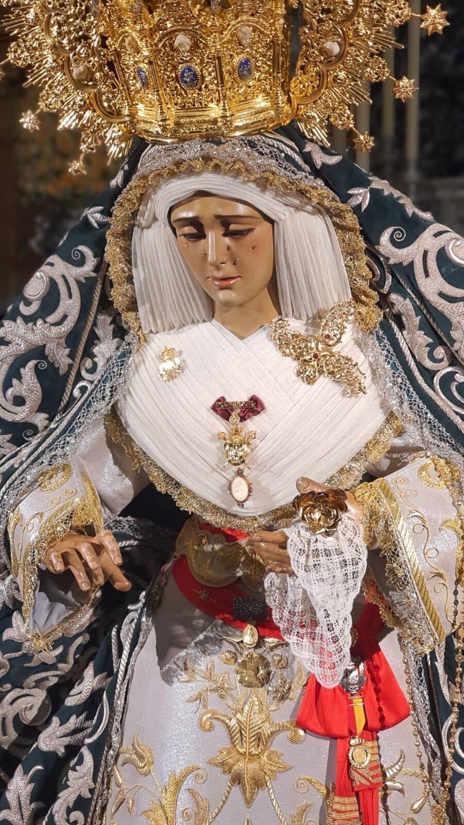 La Candelaria con tocado liso para su besamanos