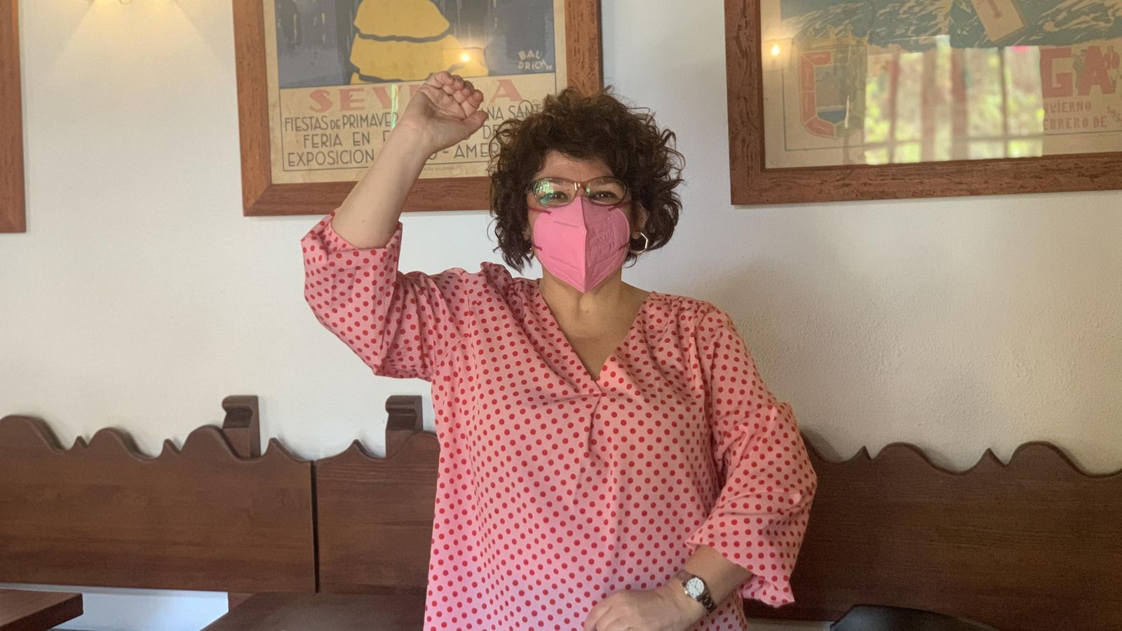 Carmen Baca posa con un gesto flamenco.