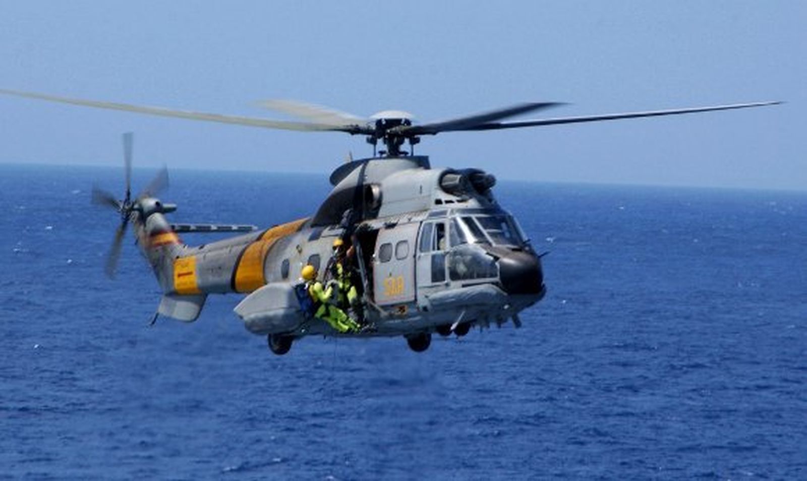 Dos andaluces entre los cuatro militares desaparecidos al caer un helicóptero al mar en Canarias