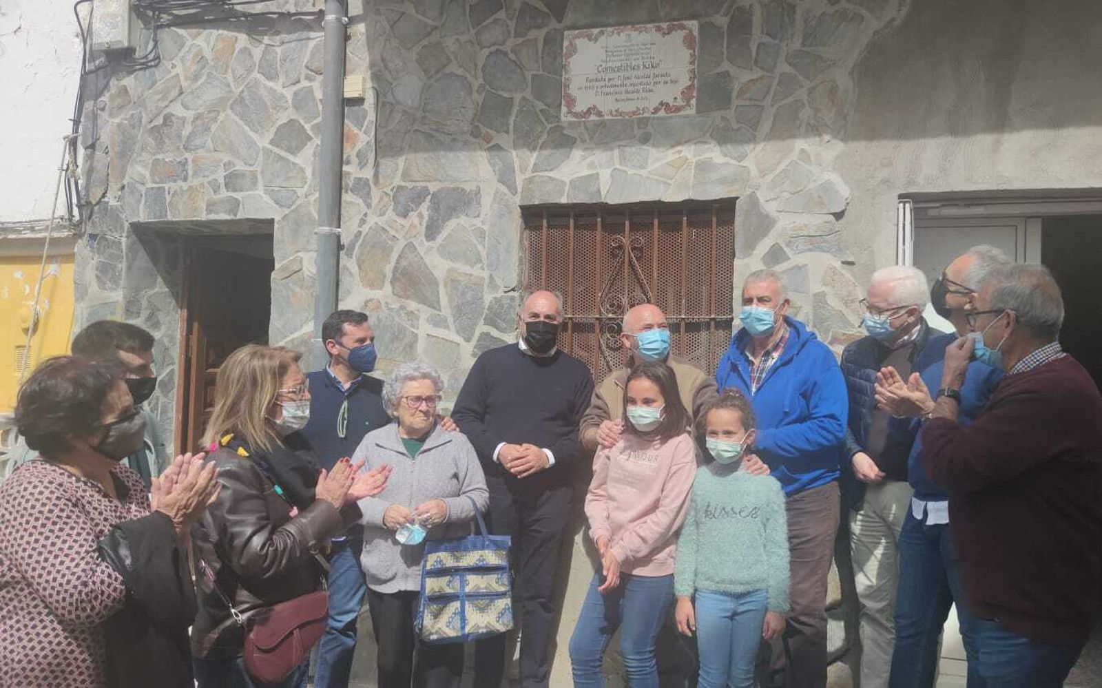 La inauguración de la placa de Comestibles Kiko.