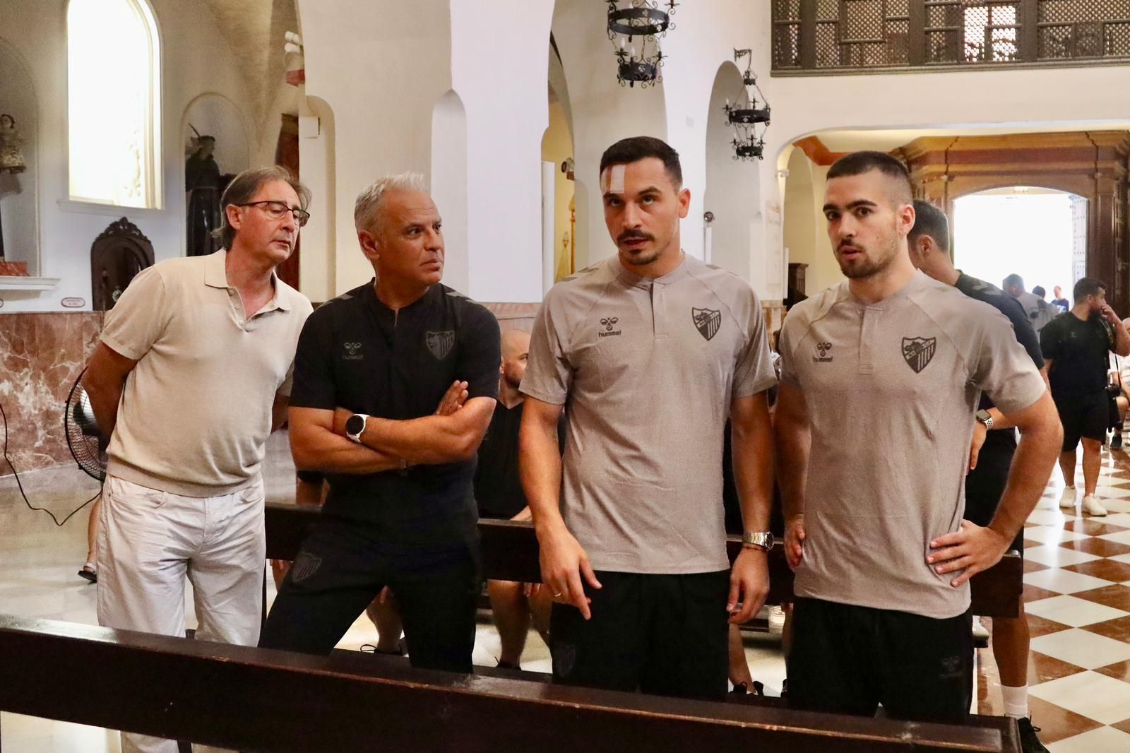 La ofrenda del Málaga CF a la Divina Pastora, en fotos