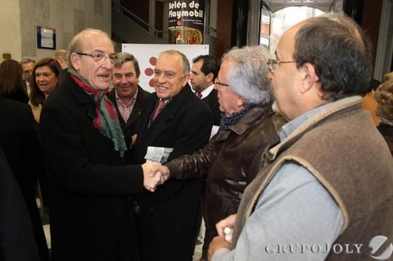 El alcalde de Huelva, Pedro Rodríguez, saludando a algunos de los asistentes al Foro Joly, un evento patrocinado por Ferrovial que se desarrolló en la Casa Colón de la capital.

Foto: Alberto Domínguez.