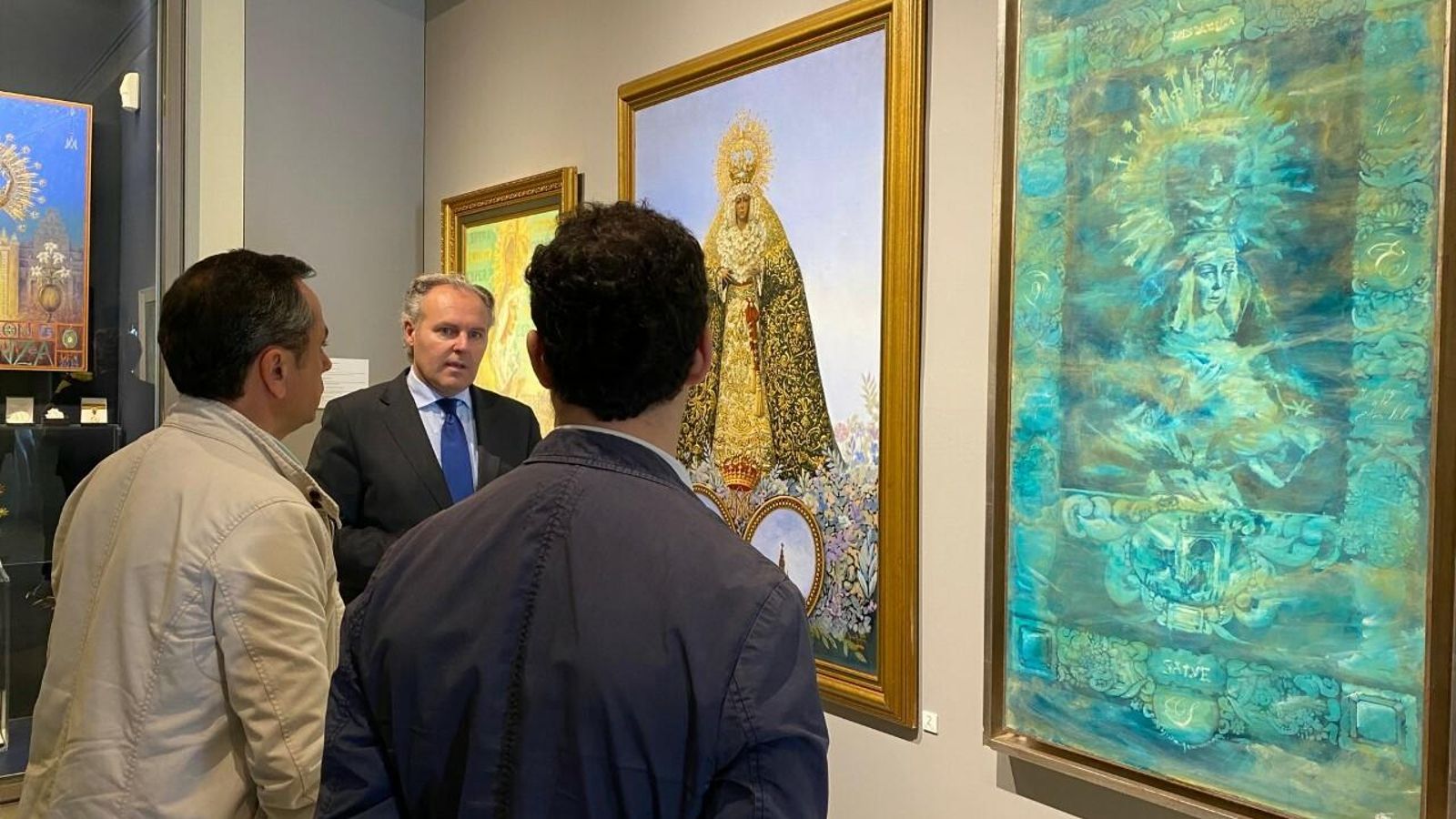 Un momento de la visita al museo de la hermandad.
