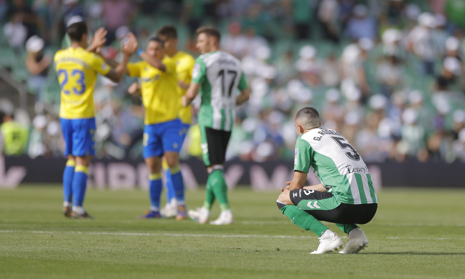 Guido Rodríguez, de cuclillas apesadumbrado durante el encuentro.