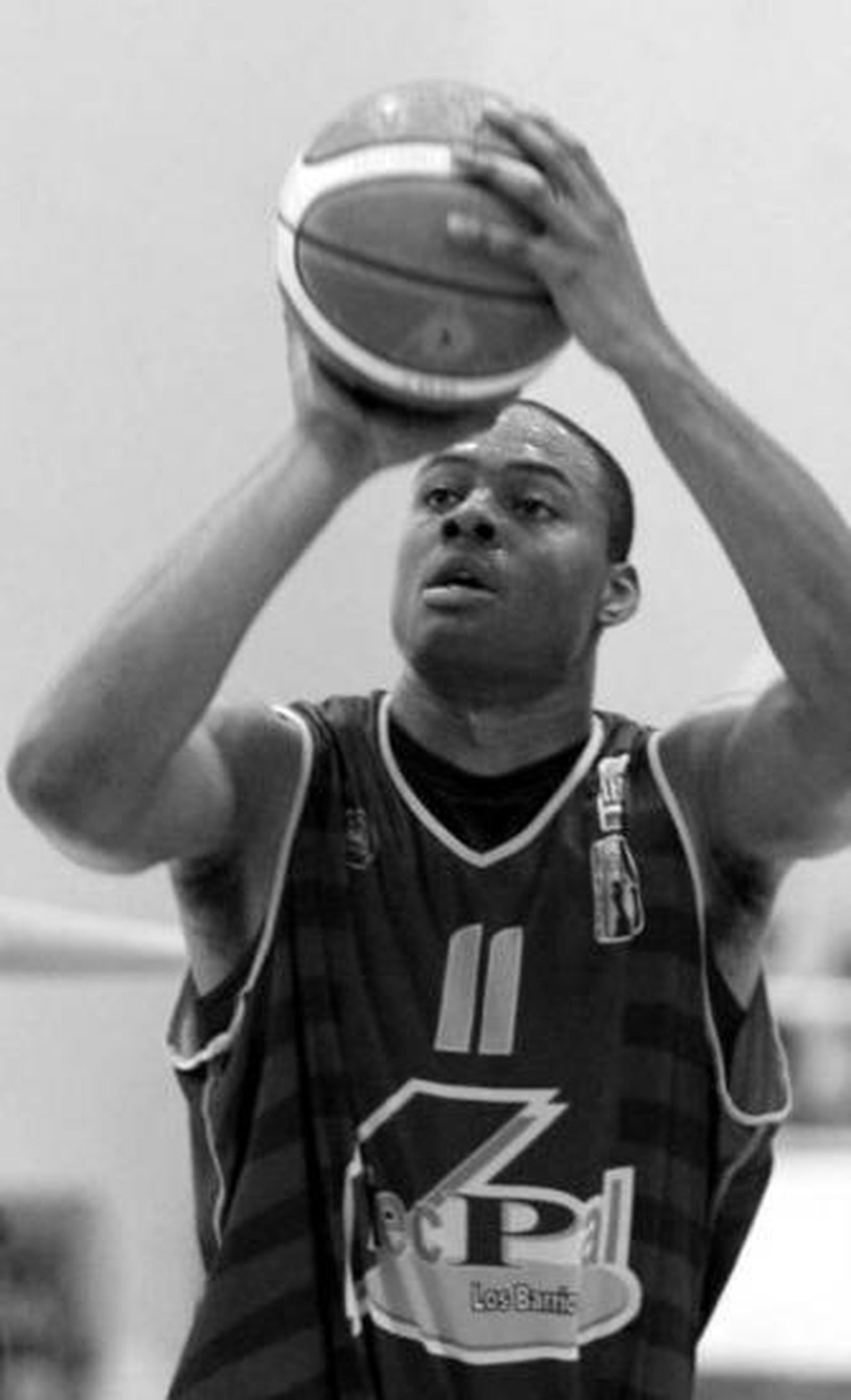 Adrian Moss ejecuta un tiro libre.