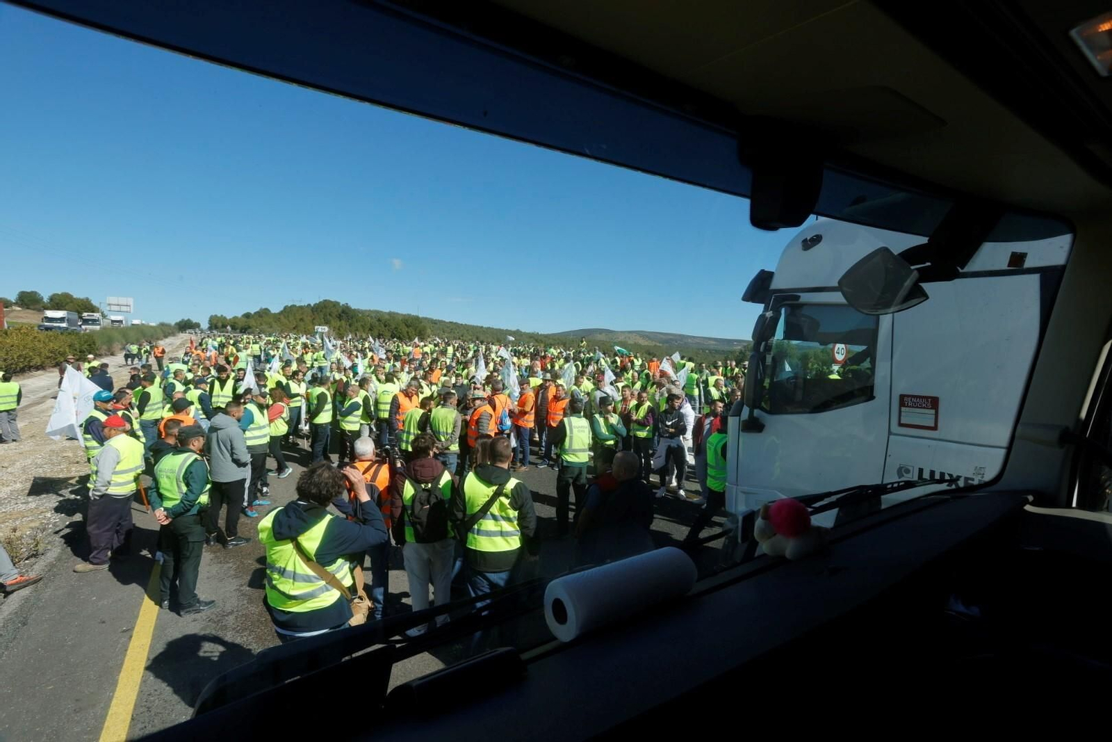 Los agricultores cortan la A-45 en Lucena, en imágenes