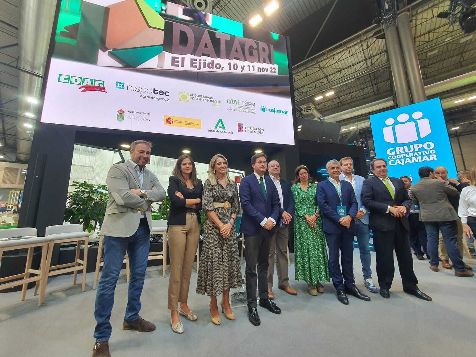 Foto de familia durante la presentación de Datagri, en el stand de Cajamar.