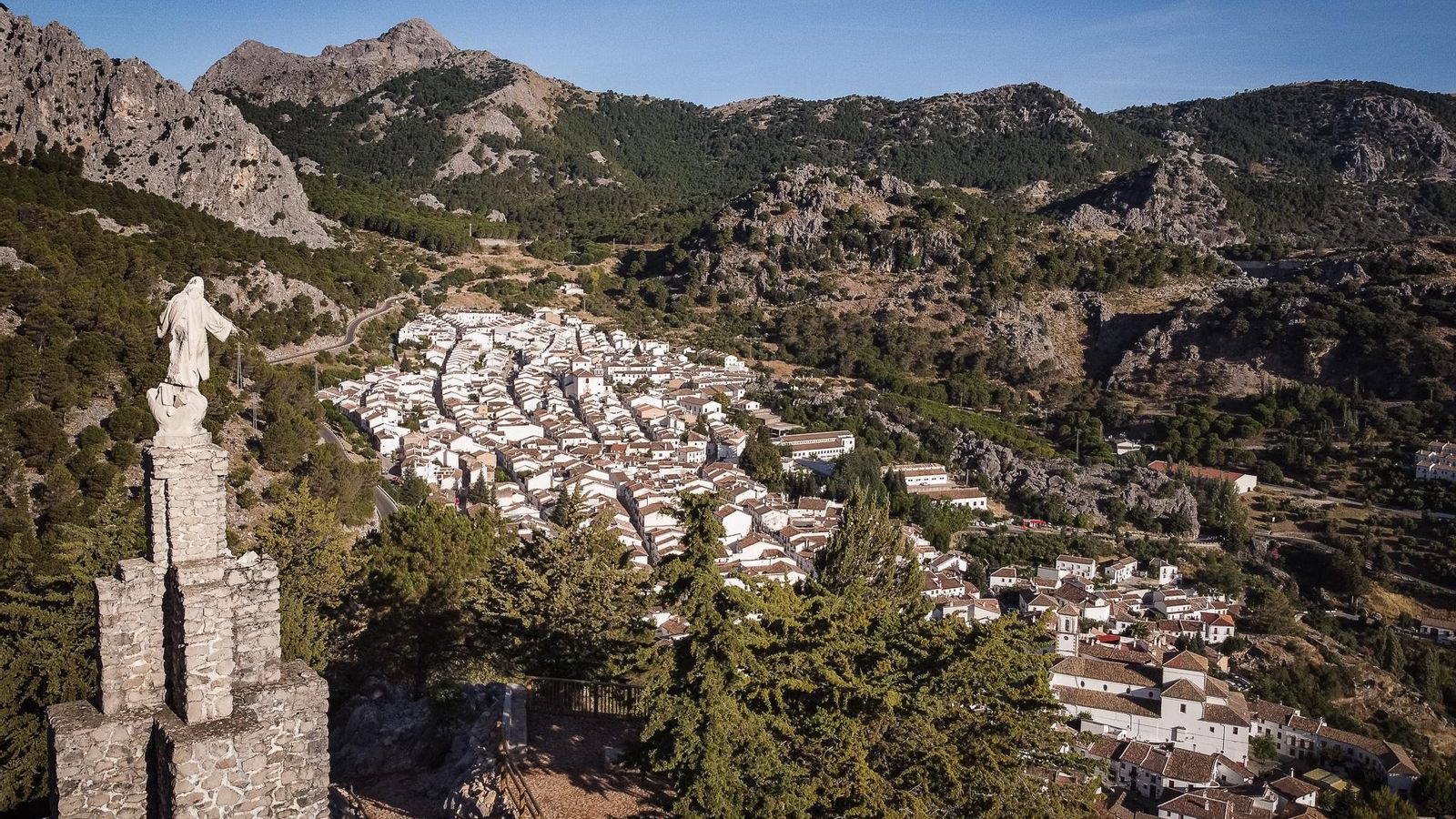 Vistas aéreas del Mirador del Santo y el entorno de Grazalema Vistas aéreas del Mirador del Santo y el entorno de Grazalema