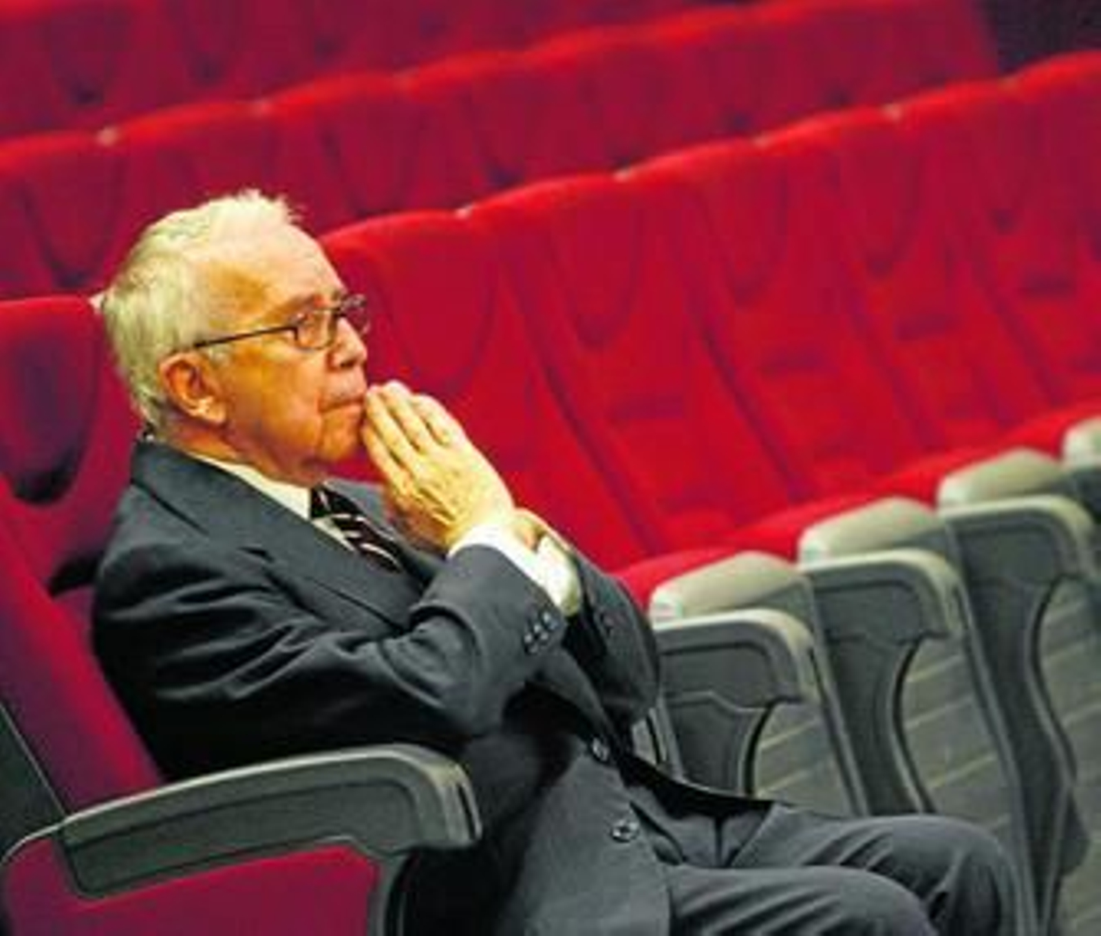 Pablo García Baena, en actitud reflexiva.