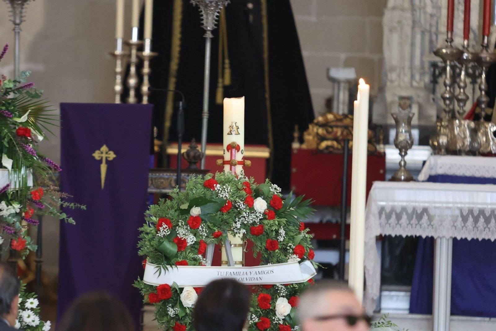 Así es la capilla ardiente de Rafael de Paula en Santiago: capote, montera y la bandera gitana