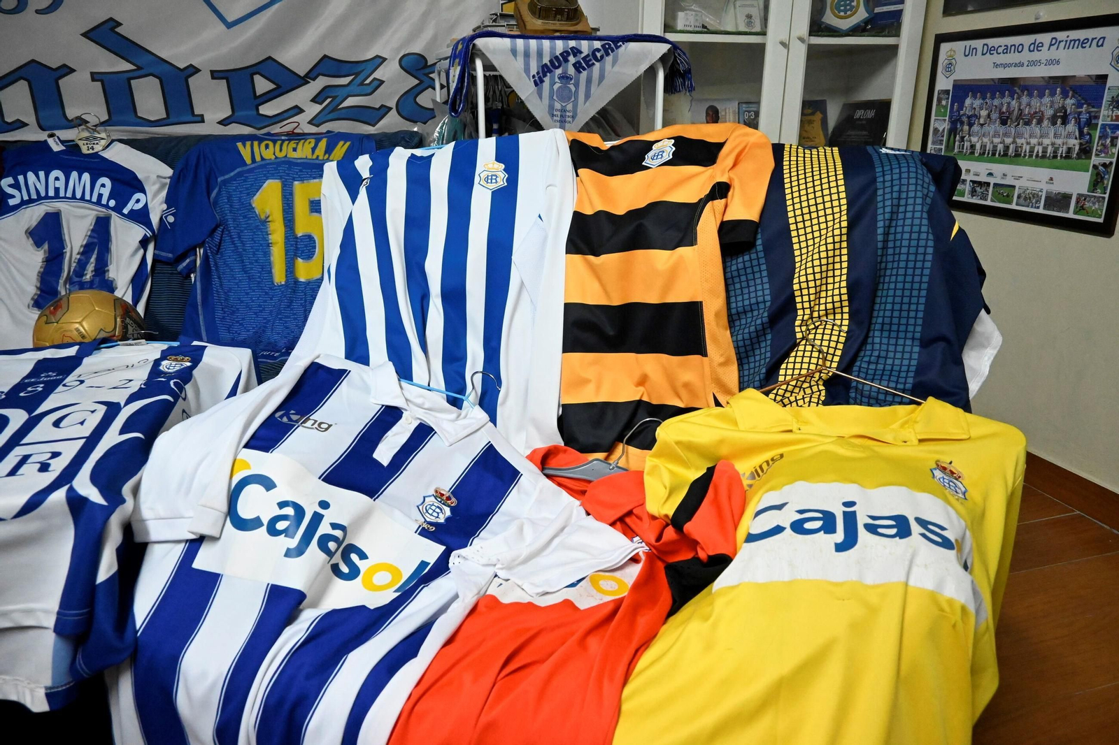La colección de camisetas del Recreativo de Huelva de Edu Calero, en imágenes