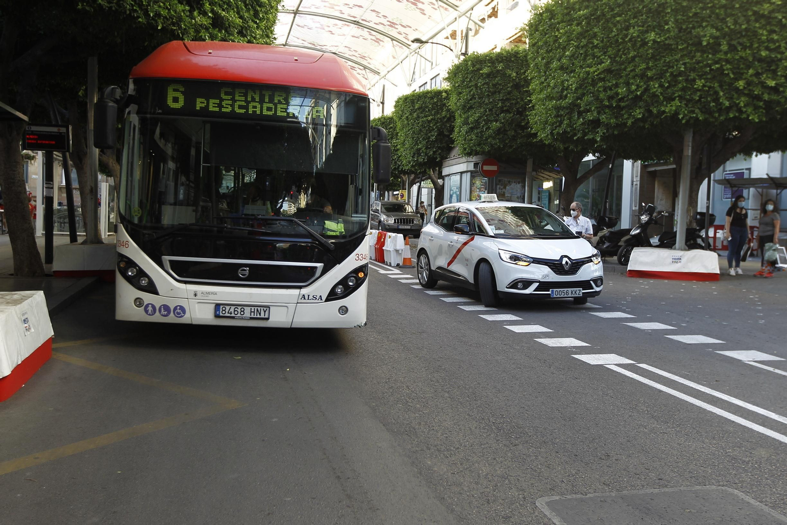 Autobús en el Paseo de Almería, donde la velocidad ha sido reducida