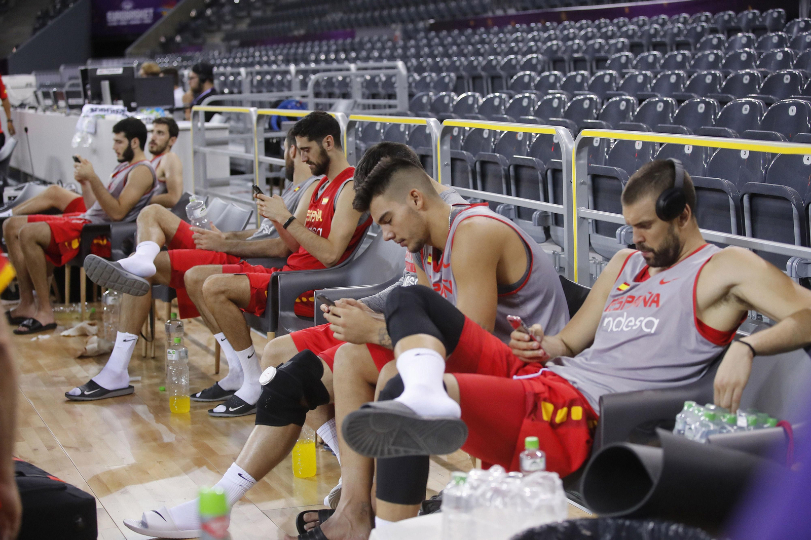 Los jugadores de la selección española de baloncesto se toman un descanso en la sesión de ayer en Cluj.
