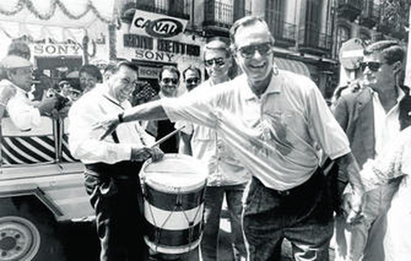 Foto de George Bush en la calle Molina Lario, durante su visita a la Feria en 1993.