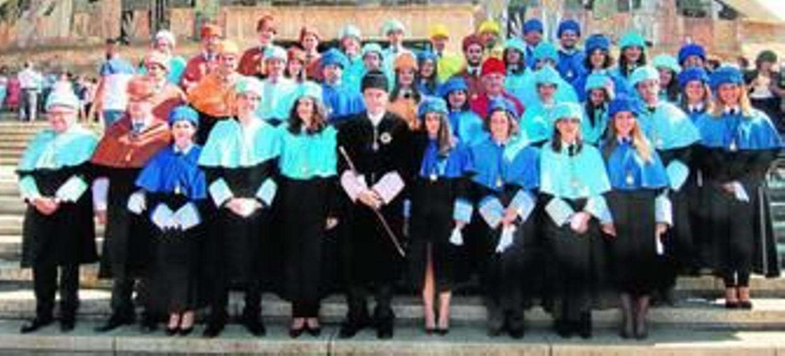 El rector, en el centro, ayer con los nuevos doctores.
