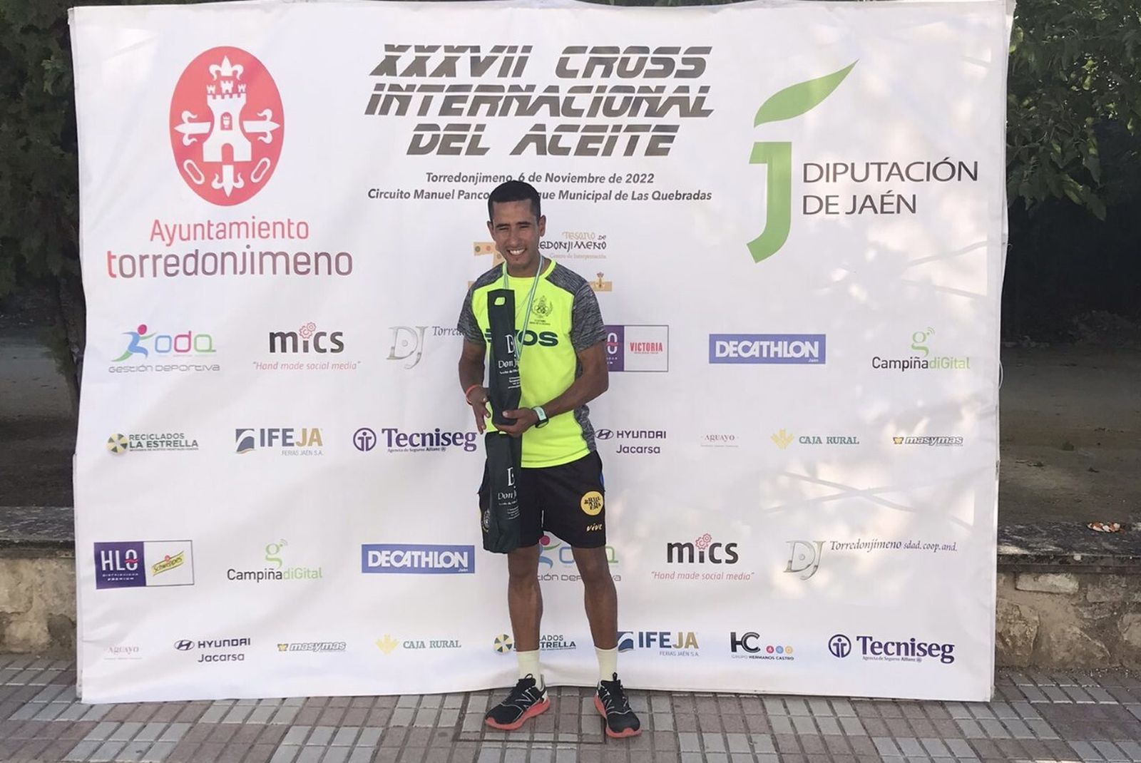 Mustapha Sabili, con sus premios en el Cross del Aceite.