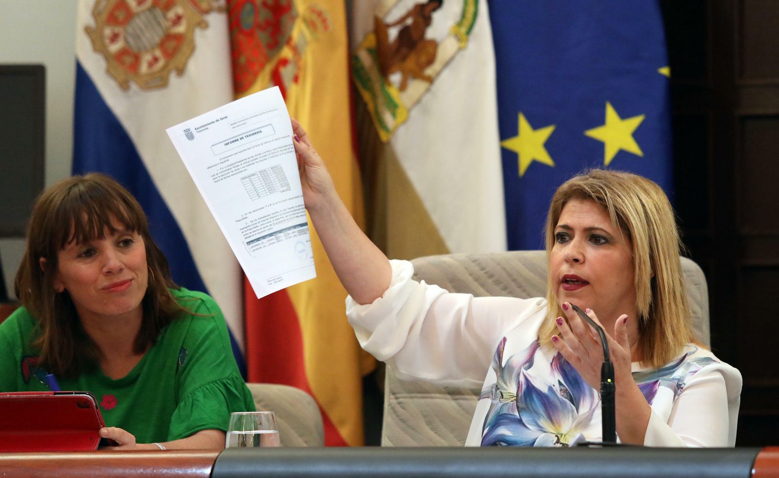 Laura Álvarez y Mamen Sánchez, en un pleno municipal.