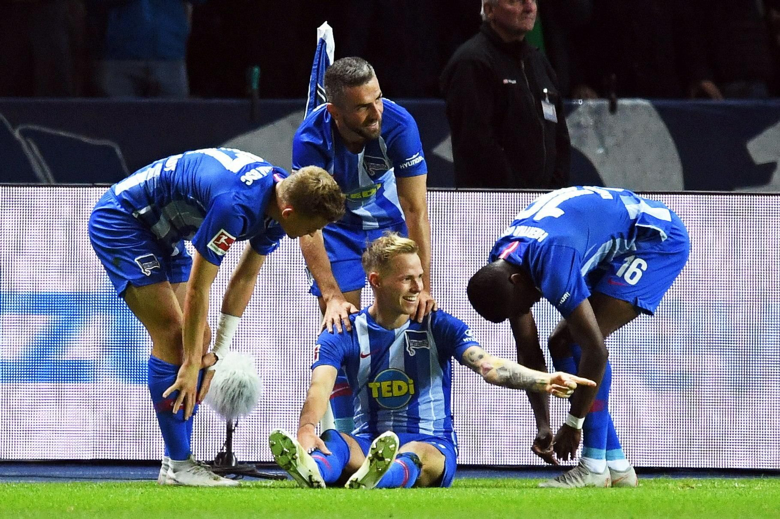 Ondrej Duda, sentado, es felicitado tras un gol al Bayern en septiembre de 2018.