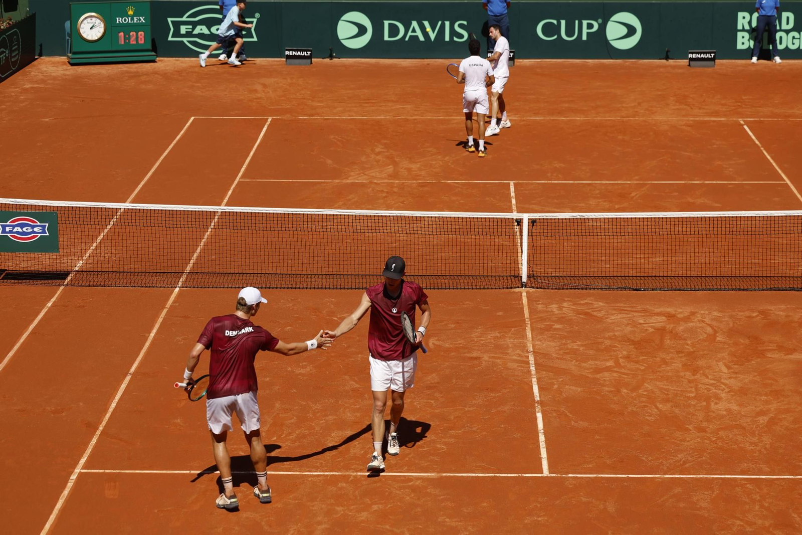 Pedro Martínez y Jaume Munar dan vida a España en la Copa Davis (1-6, 6-3 y 6-2)