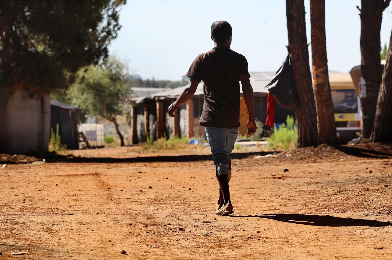 Un inmigrante en uno de los asentamientos chabolistas en la provincia de Huelva.