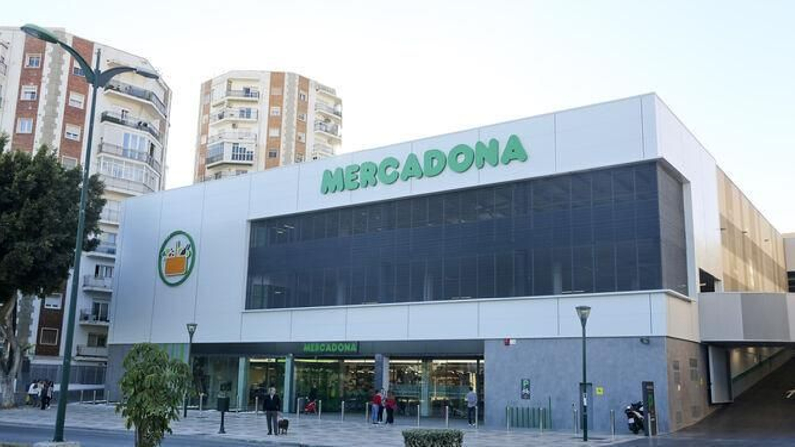 Una de las tiendas de Mercadona en la capital malagueña.