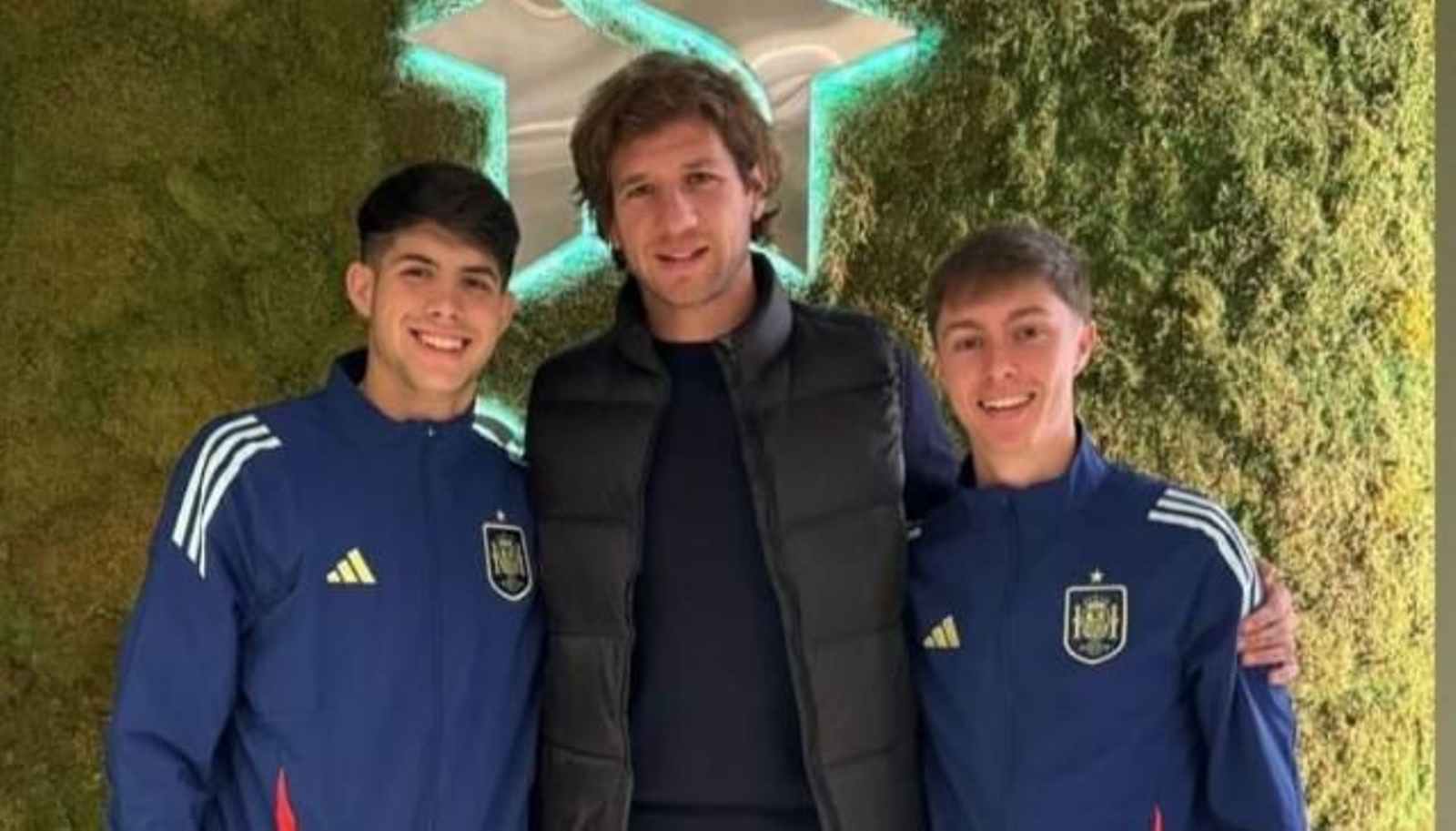 Cordero y un compañero posan con Davide Grassi Cordero y un compañero posan con Davide Grassi