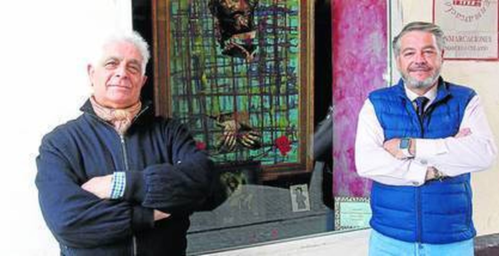 Miguel Caiceo y Javi Jiménez, junto a la obra, en la tienda de Marcelo Culasso.